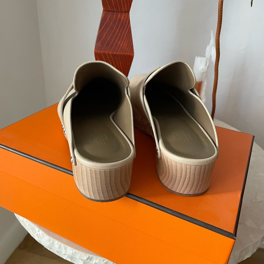 Hermes leather Calya clogs in beige color
36/ US 6 - Picture 6 of 7